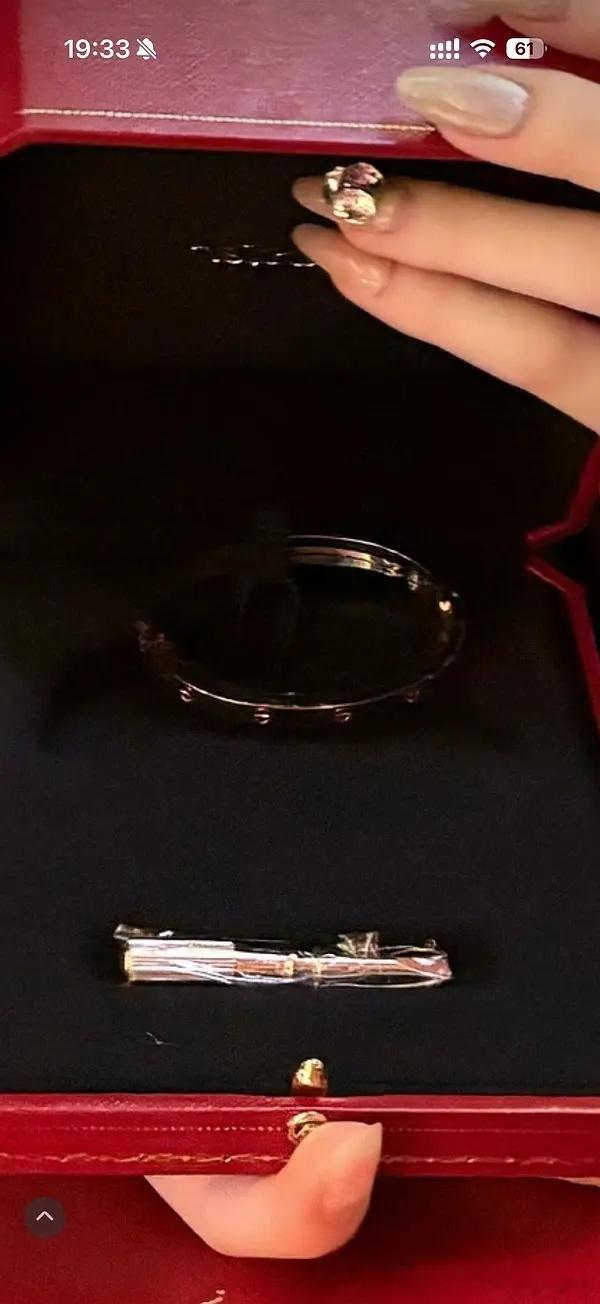 送的居然还是无钻入门款 有点扣了戴比尔斯是工作 卡地亚是生活