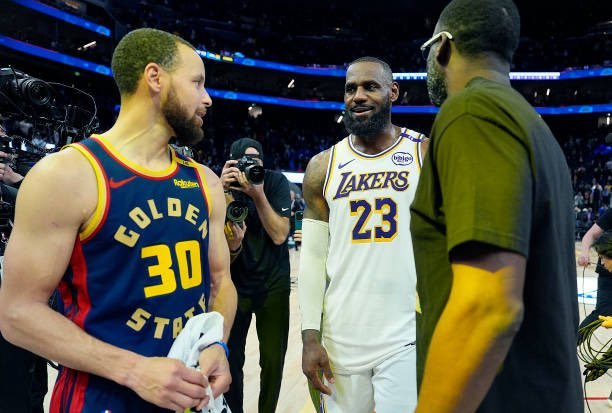 近日NBA记者Siegel认为詹姆斯不会选择退役，他有可能以自由球员身份加盟勇士