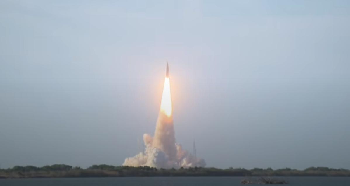 当地时间1日傍晚，美国NASA新一代登月火箭“太空发射系统”，从佛罗里达肯尼迪航