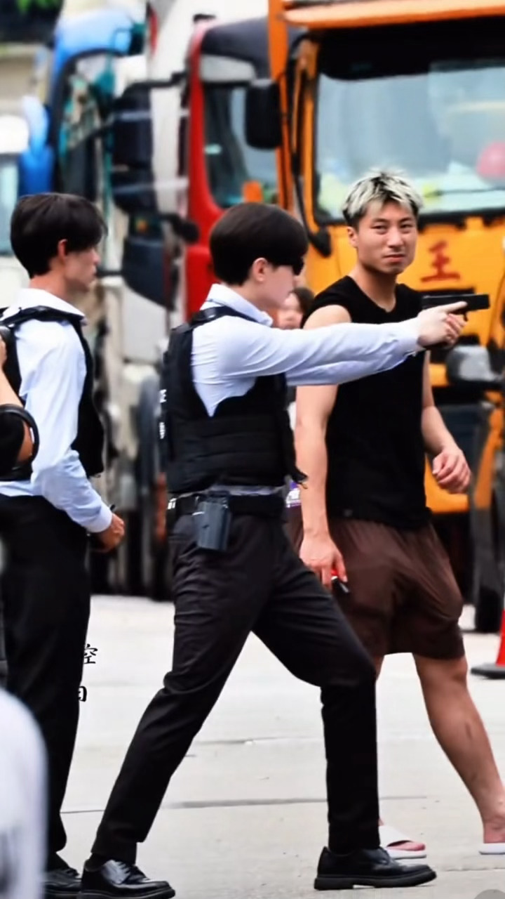 啊啊啊成毅狩谎今天是街头枪战啊！林sir解锁防弹衣造型港风警匪梦全中！ 