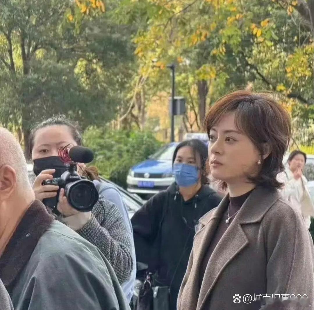 42岁孙俪上海街头被偶遇，皮肤白到发光，身材纤细苗条，卷发造型时髦又洋气，本人比