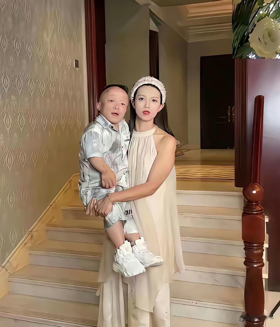AI为何如此坑人呀？这是一位网友分享的两幅照片，高度怀疑这是AI制作的，如果现实