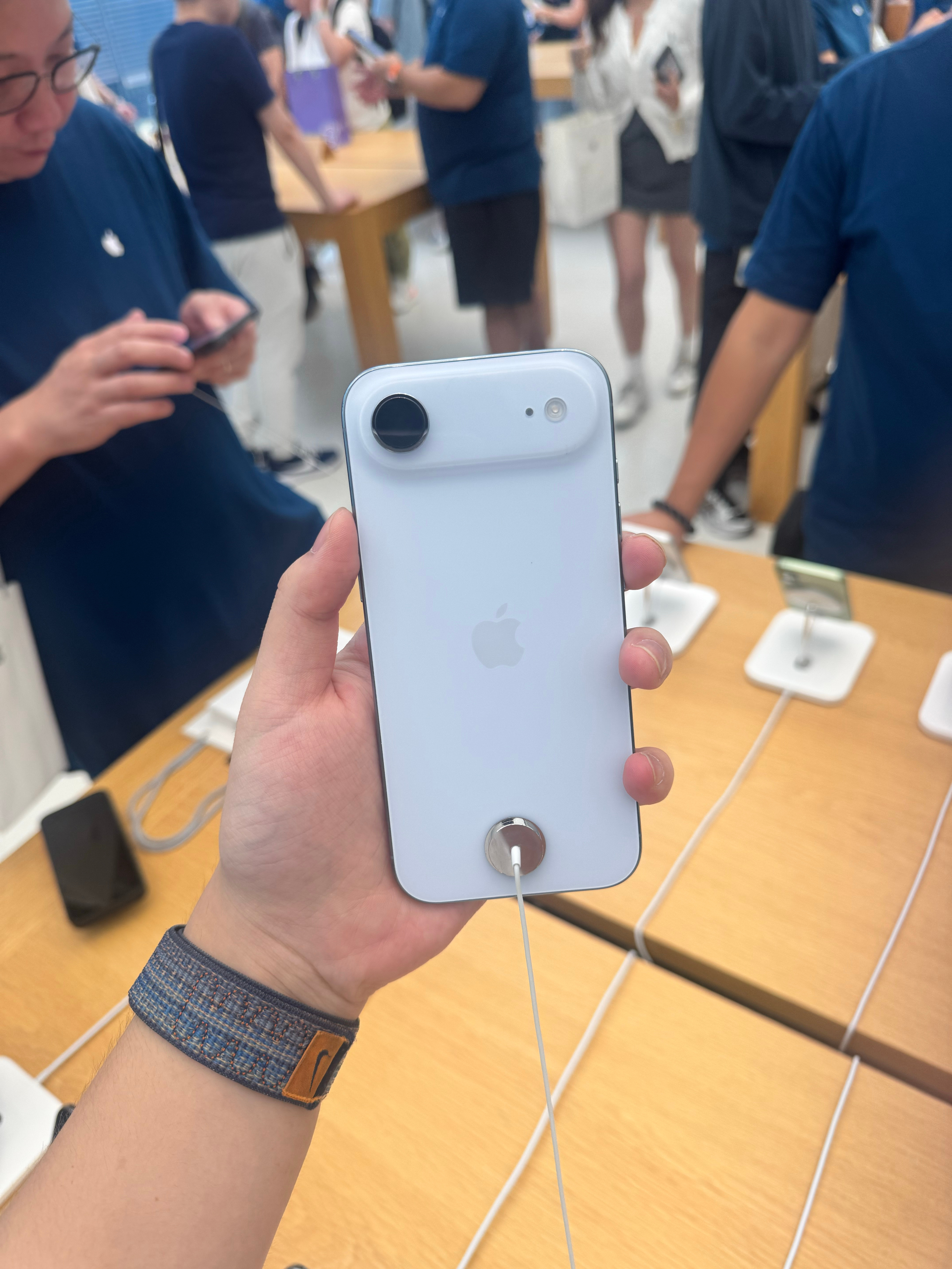 简单体验了一下iPhone Air，有一说一这个厚度确实夸张[笑cry]，手感也