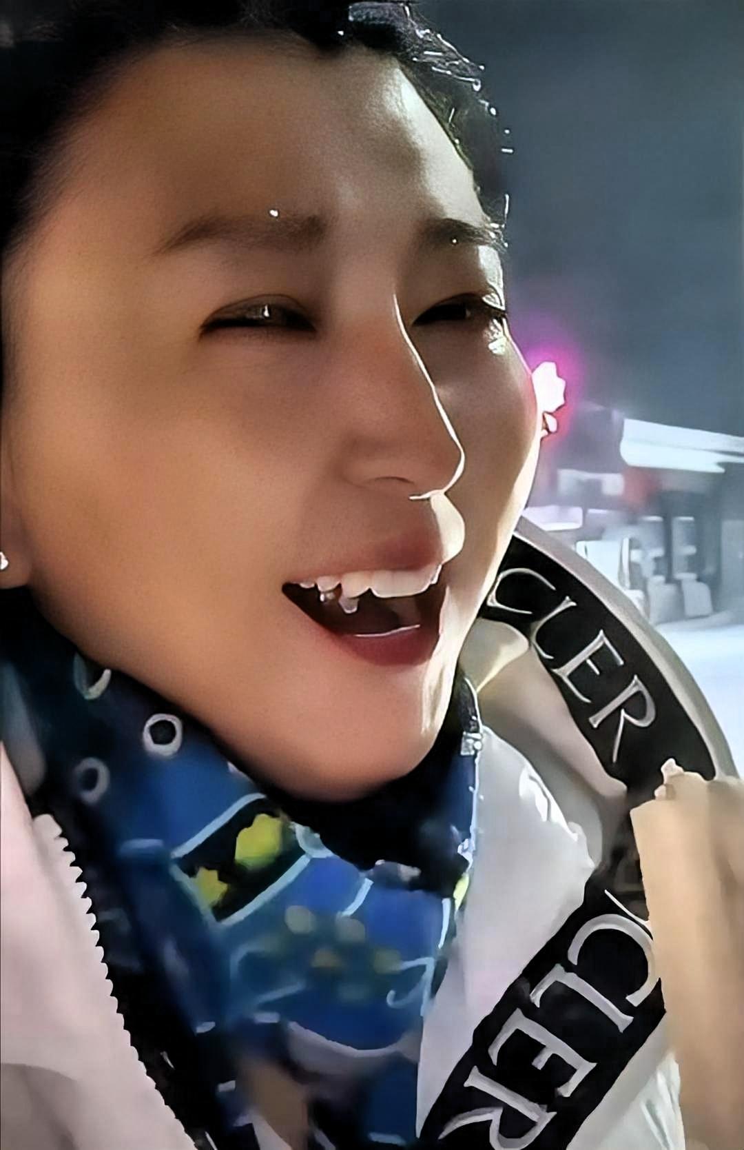 闫学晶返京雪天吃雪糕笑开怀，这状态真的走出风波了？网友直言娱乐圈的人果然藏得住事