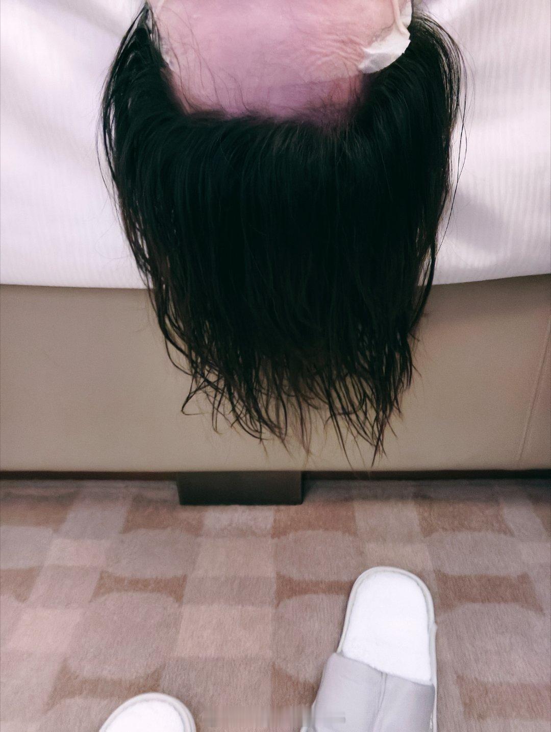 人说敷面膜倒立，可防止脸下垂！[哈哈][哈哈][哈哈]那我这样是不是还顺便拉伸了