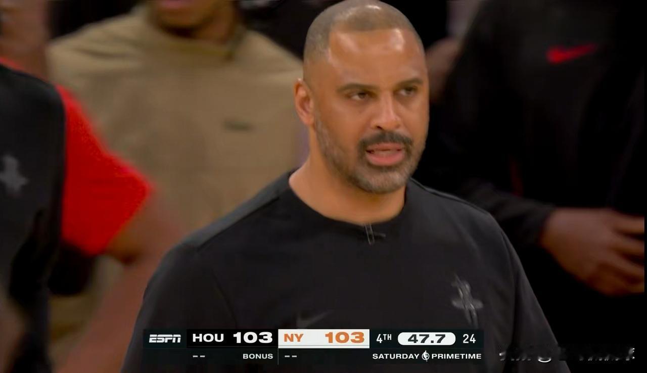 火箭主帅乌度卡真是怒不可遏！在今天火箭客场以106：108不敌尼克斯的赛后采访中