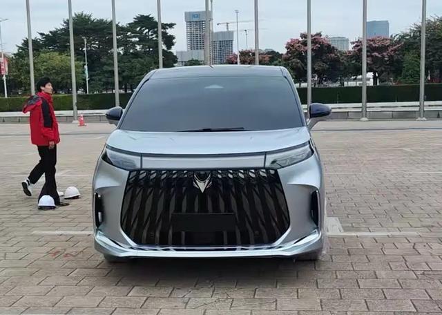 车市真的变天了，极狐也开始造MPV
我说的是mpv的市场变天l
放在几年前可能只