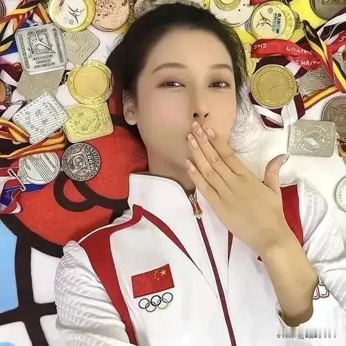 看到吴柳芳的账号从封禁到解禁粉丝数猛增几百万，不禁想明白了一件事，那些喊着口号嫉