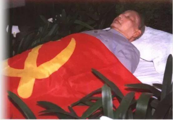 1995年，陈云因病逝世，留下了一张罕见的遗容老照片，镜头中的他身穿中山装，神态