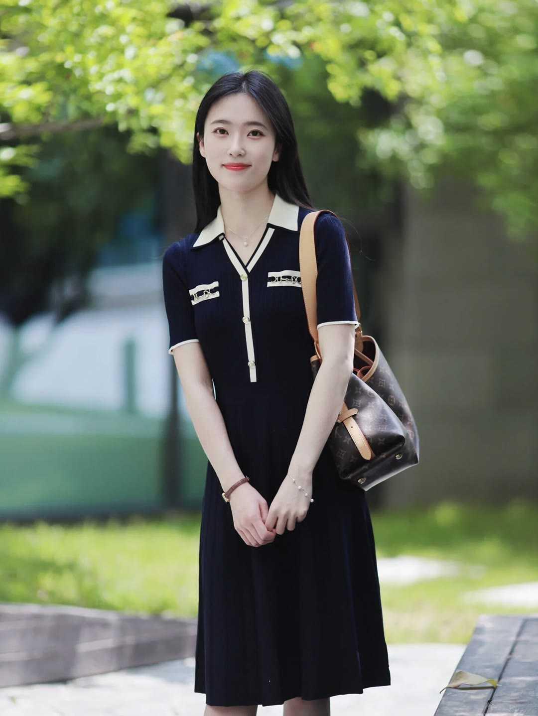 职场女性穿什么裙子好看?藏蓝针织polo连衣裙太懂职场女性了！撞色白边清爽利落，