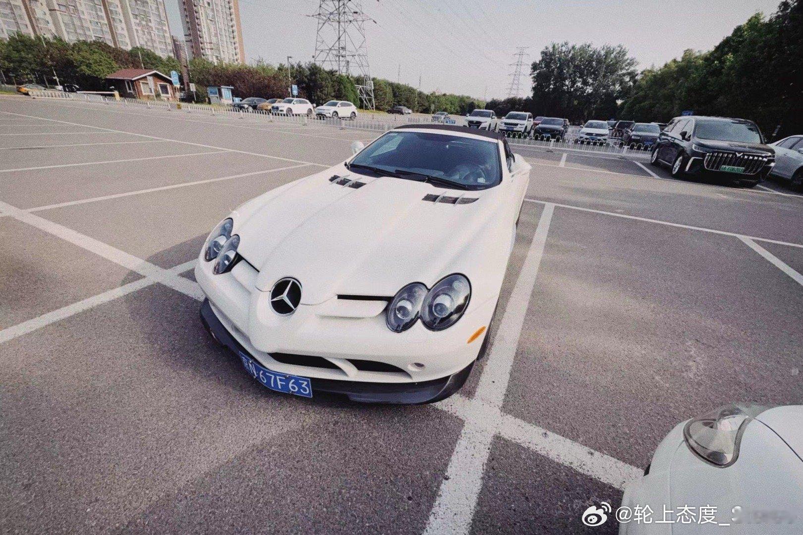 公园停车场发现的大猛车#奔驰slr# 还是个很少见的722敞篷这也应该是我见过的