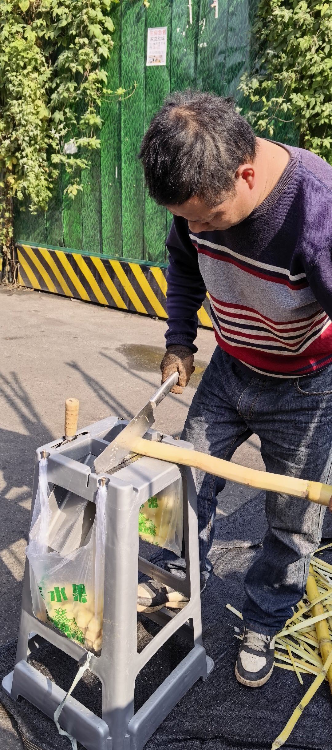 上次看抖音一大叔切甘蔗卖的视频，如下图，几十万点赞，好多人说北方不切的，想看看南