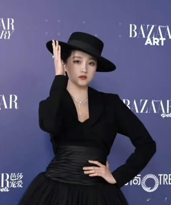 关晓彤团队这次争气了。
在时尚32周年时尚之夜上，关晓彤第一次尝试红毯戴帽子，a