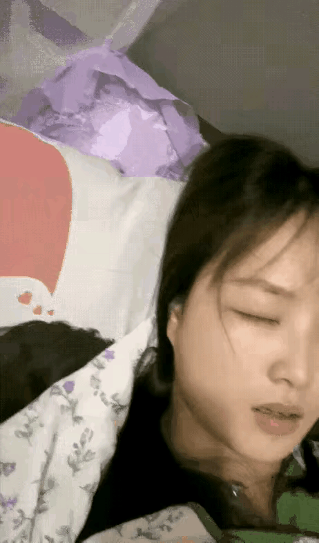 这素颜小姐姐真讨人稀罕。美颜太多了，素颜就显得那么天然美了。喜欢一个人就想接吻吗