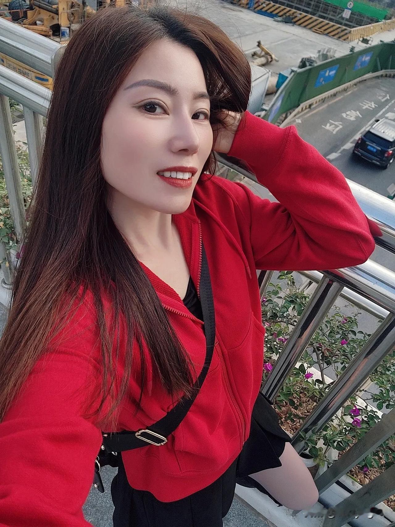 不管是晴天还是阴天，一定要记住给自己一个美好的笑容！生活要微笑面对 永远美丽而自