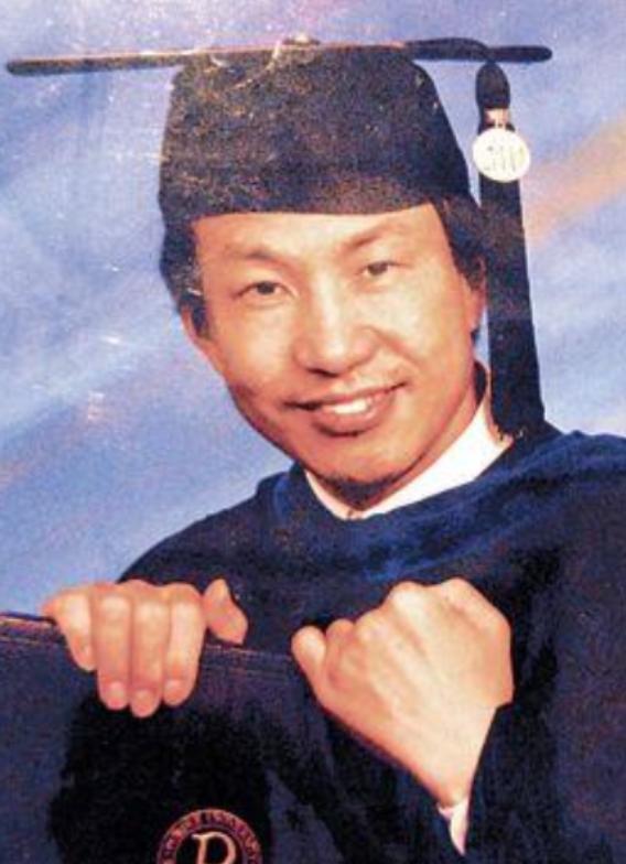 2006年，华裔核物理博士蒋国兵移民加拿大后，为了生存下去，放下了天之骄子的身段