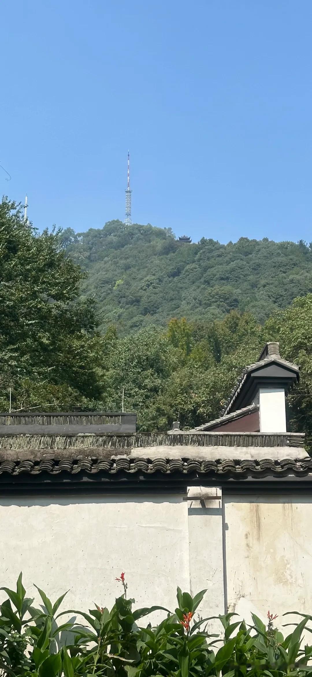 重阳节登北高峰
从永福寺出来，接着去韬光寺。
抬头，北高峰山顶铁塔已屹立在前方。