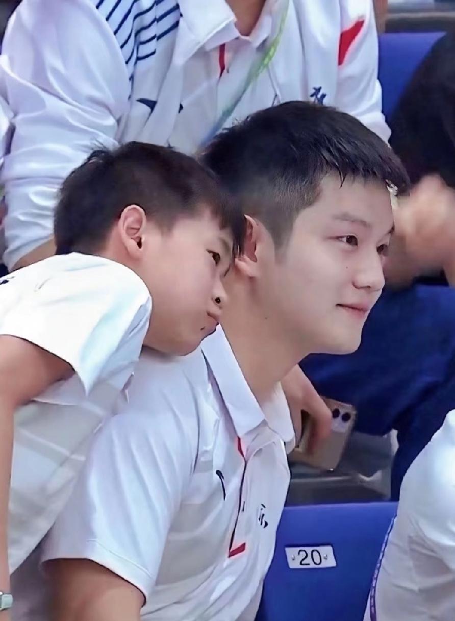 谁懂啊！当年全运会的这张合照，现在看破防了😭
 
2021年西安全运会的看台上