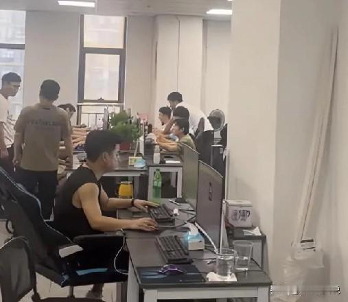 销售又在老板亲自参与的跨部门沟通会上大倒苦水，说相关部门“支持不到位”[流泪]用