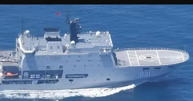 据日本防卫省通报，日本海上自卫队的反潜巡逻机在对马海峡，发现了一艘此前从未见过的