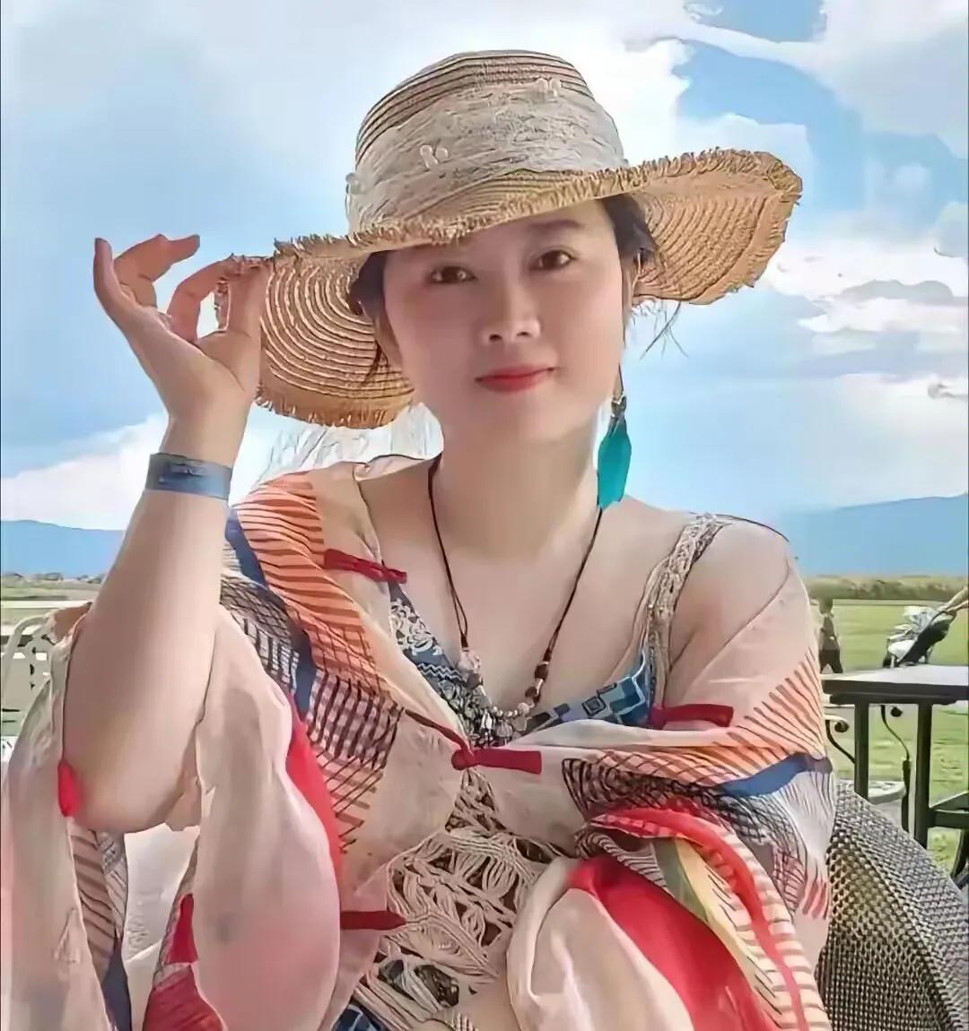 岁月忽远，秋意深深，
四季素淡，清浅而行。
任世事沧桑岁月荏苒，
生活百般滋味，