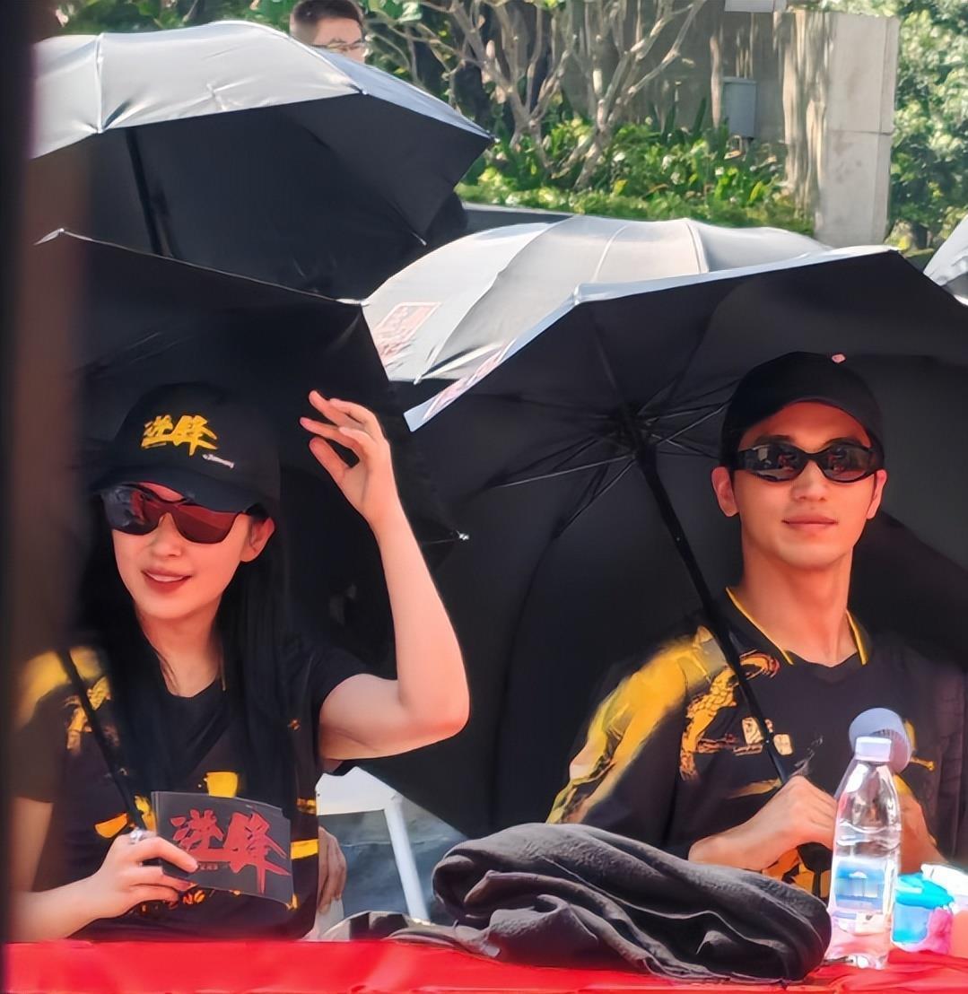 许魏洲阚清子《逆锋》开机，男帅女美却被酷暑逼到撑伞遮阳 