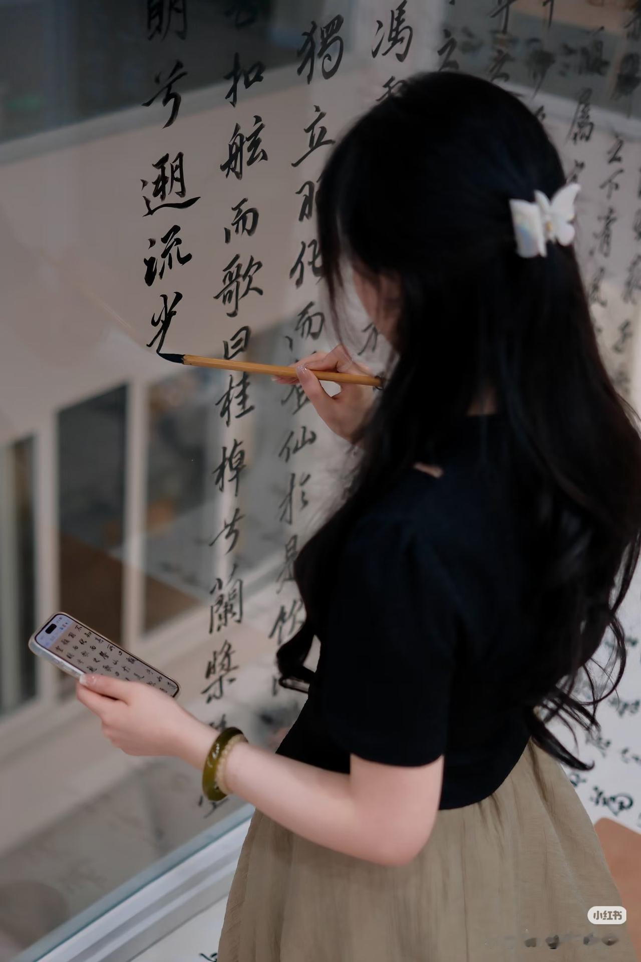 我老公的朋友在商场里开书法班，十几年了，今年暑假据说只招了十个孩子，还大半是续费