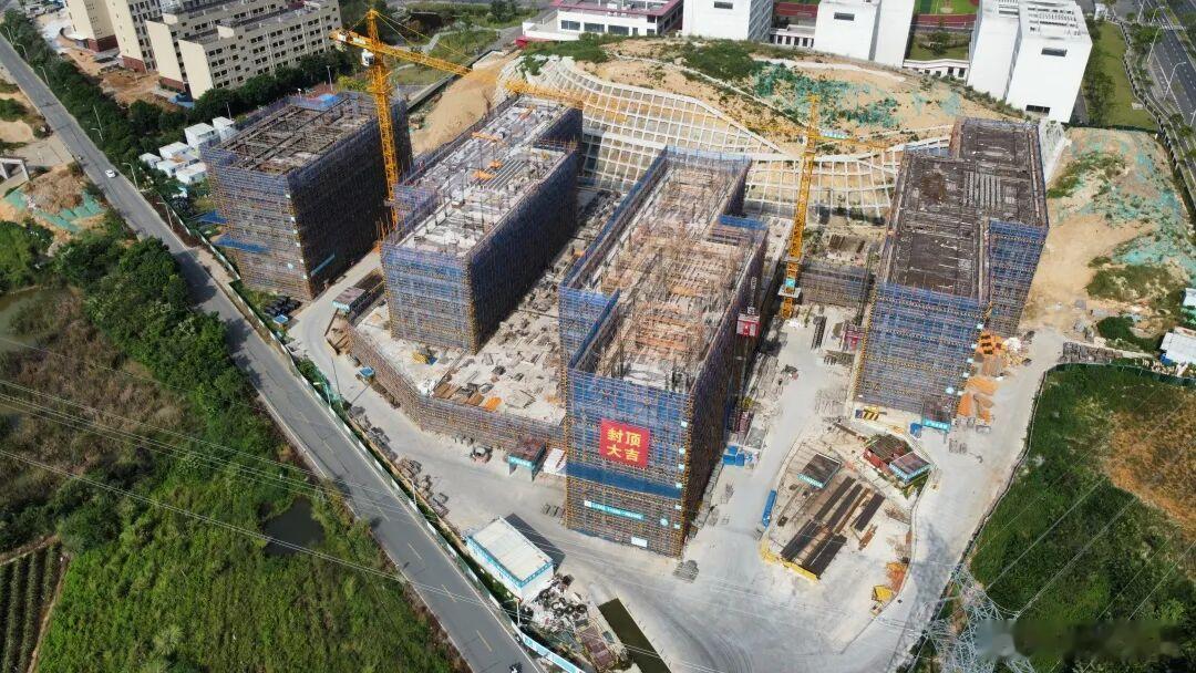 二建集团承建的福清市重点民生工程——福清龙华职业中专学校北林校区扩征项目全面封顶
