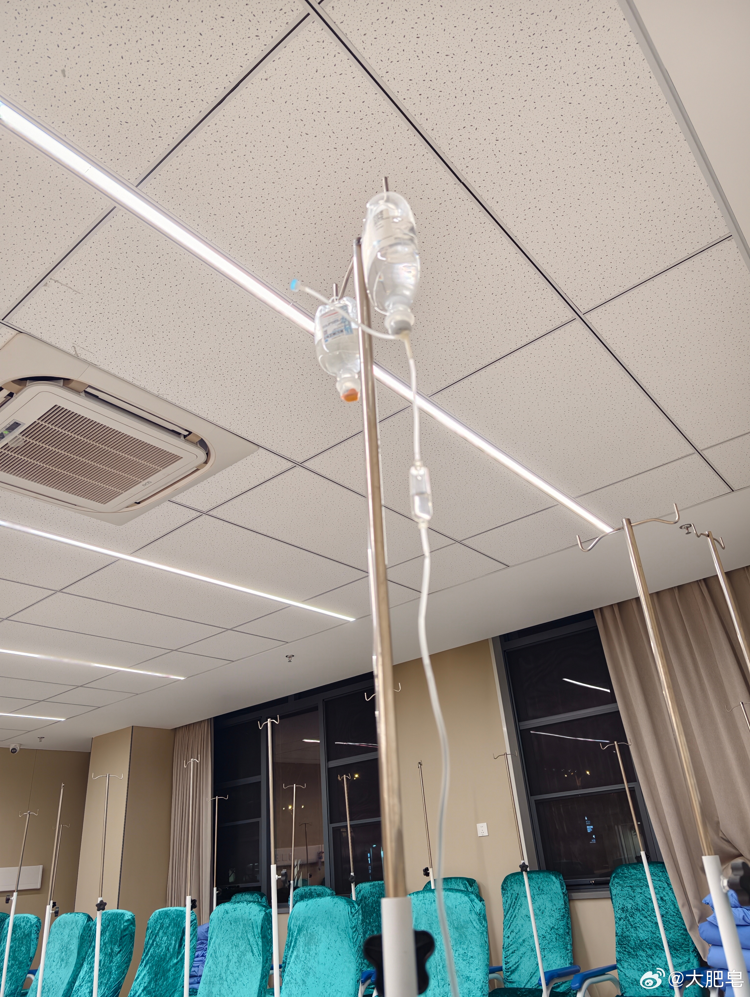 挂上点滴了。不能硬撑，现在身体不舒服，抓紧去医院 