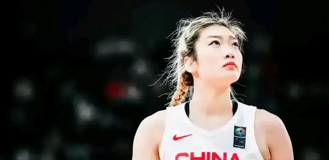 本赛季张茹与李梦，根本不是一个级别的。李梦在中国女篮就是独一档。虽然两人打的都是