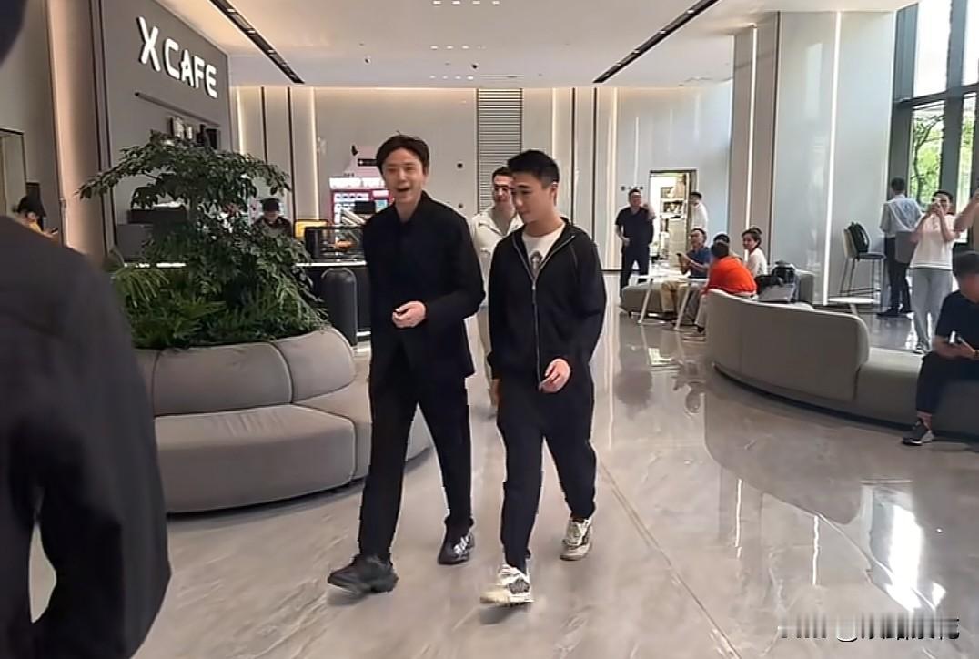 俞浩终于好起来了，与赌王之子何猷君同框！5月13日，何猷君现身追觅科技总部，与创