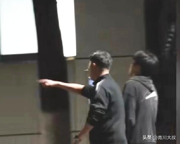 笑死我了！温瑞博在伦敦世乒赛选拔赛，两场都打进了决赛，
结果两场都输了！
一场1