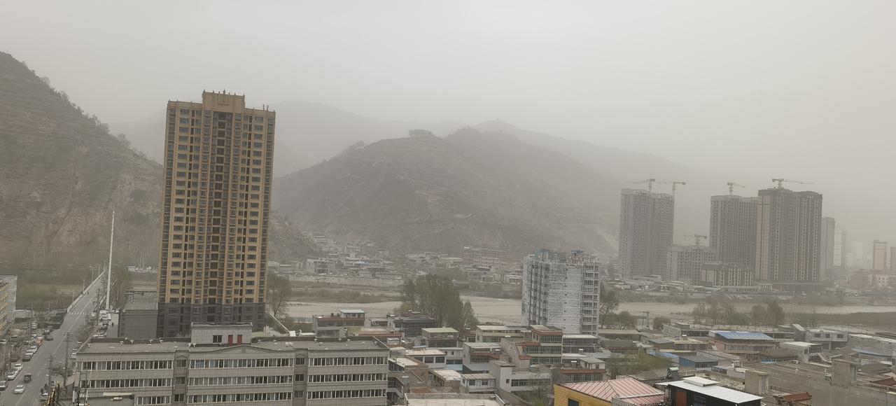 雾霾笼罩下的岷县城市景象。