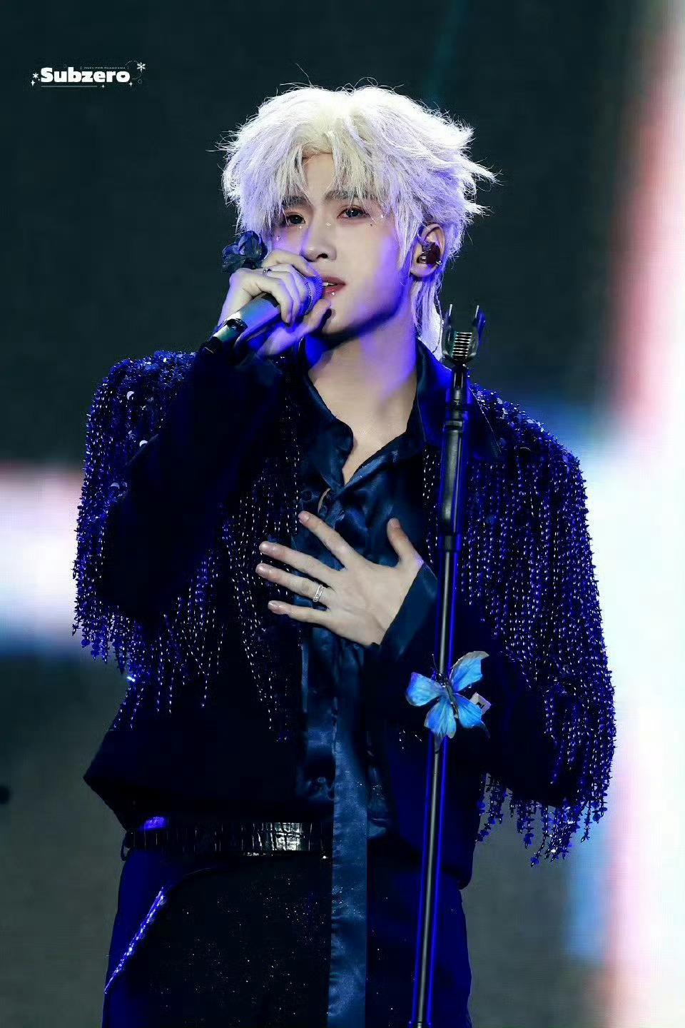 展轩今天的音乐节金发造型+大屏 