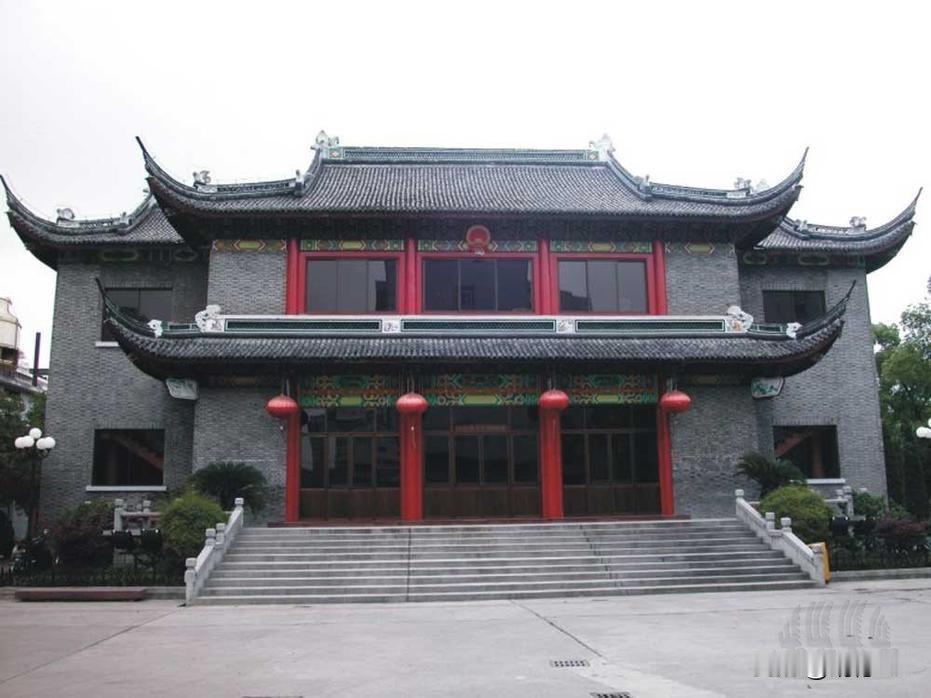 现在不少城市的老公共建筑都面临盘活难的困境，宁波人民大会堂就是很典型的例子。
这