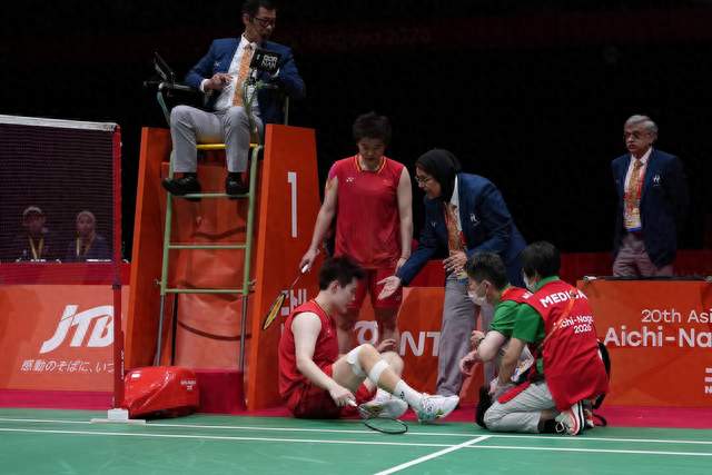 28:26、跪地救球：羽毛球女双悲壮落幕，英雄落败也傲立丰碑