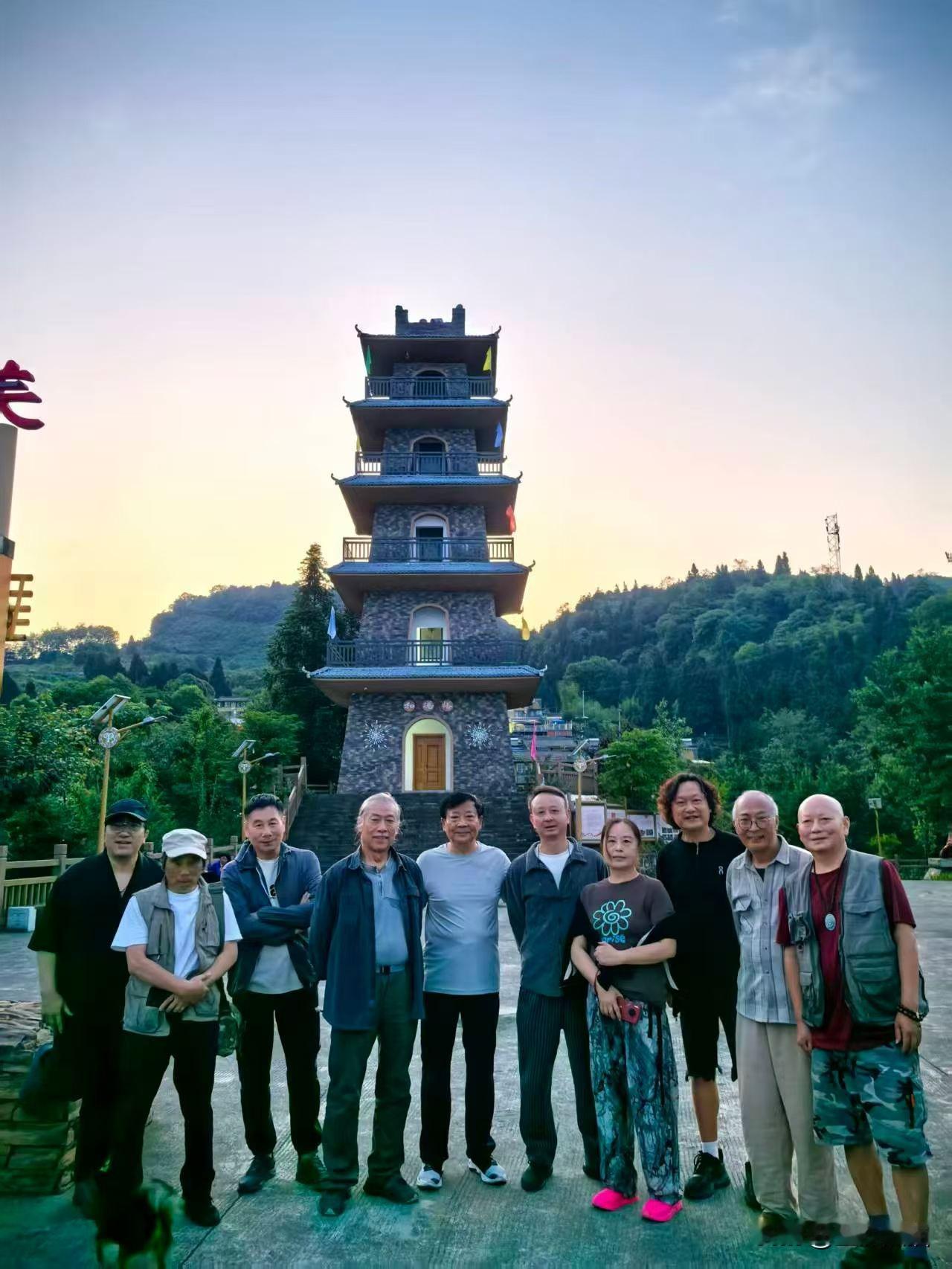 羌寨行，成都市民建书画院的画家们难忘在邛崃南宝山镇采风的美好时光。
图文原创：东