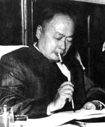 1958年6月7日，外交部长陈毅和其他几位回国的大使来到中南海泳池，毛主席熟练地