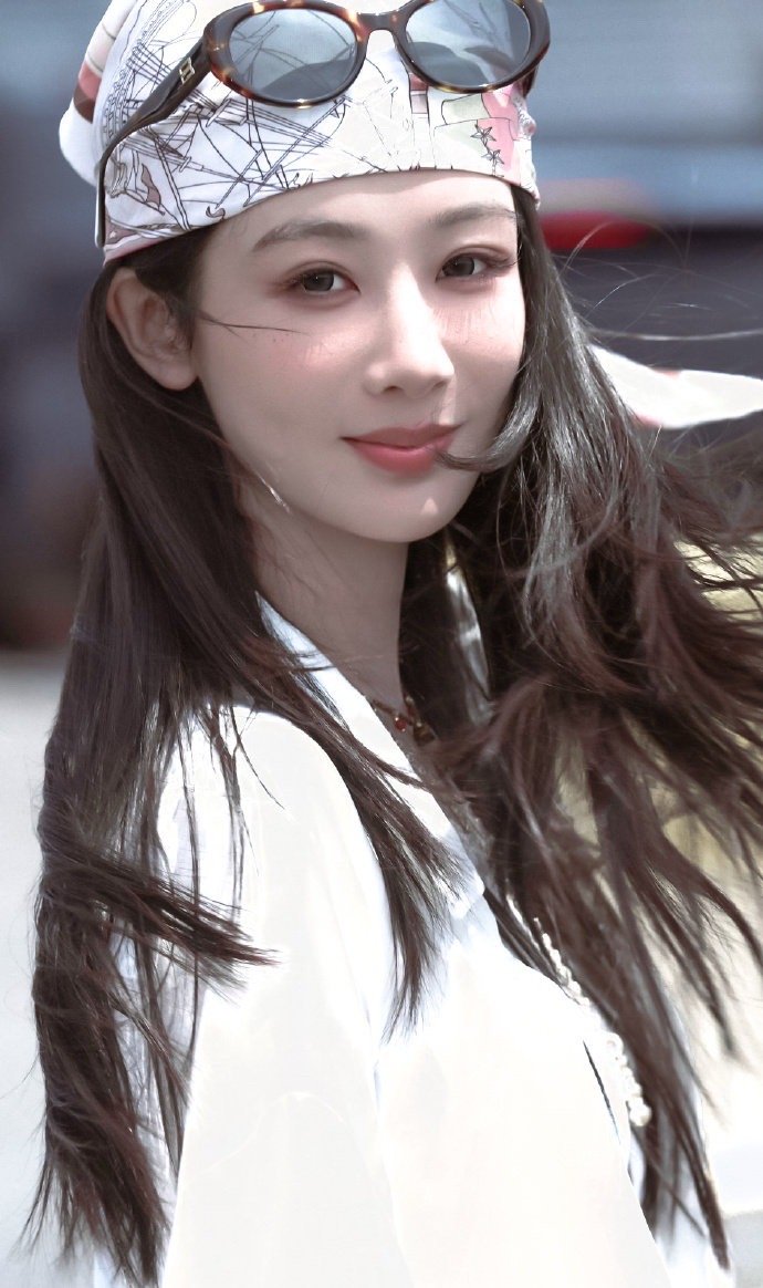 杨紫玉兰花开君再来 💜杨紫董竹君 我喜欢你就像是烟火升空，会在心里每一个小地方