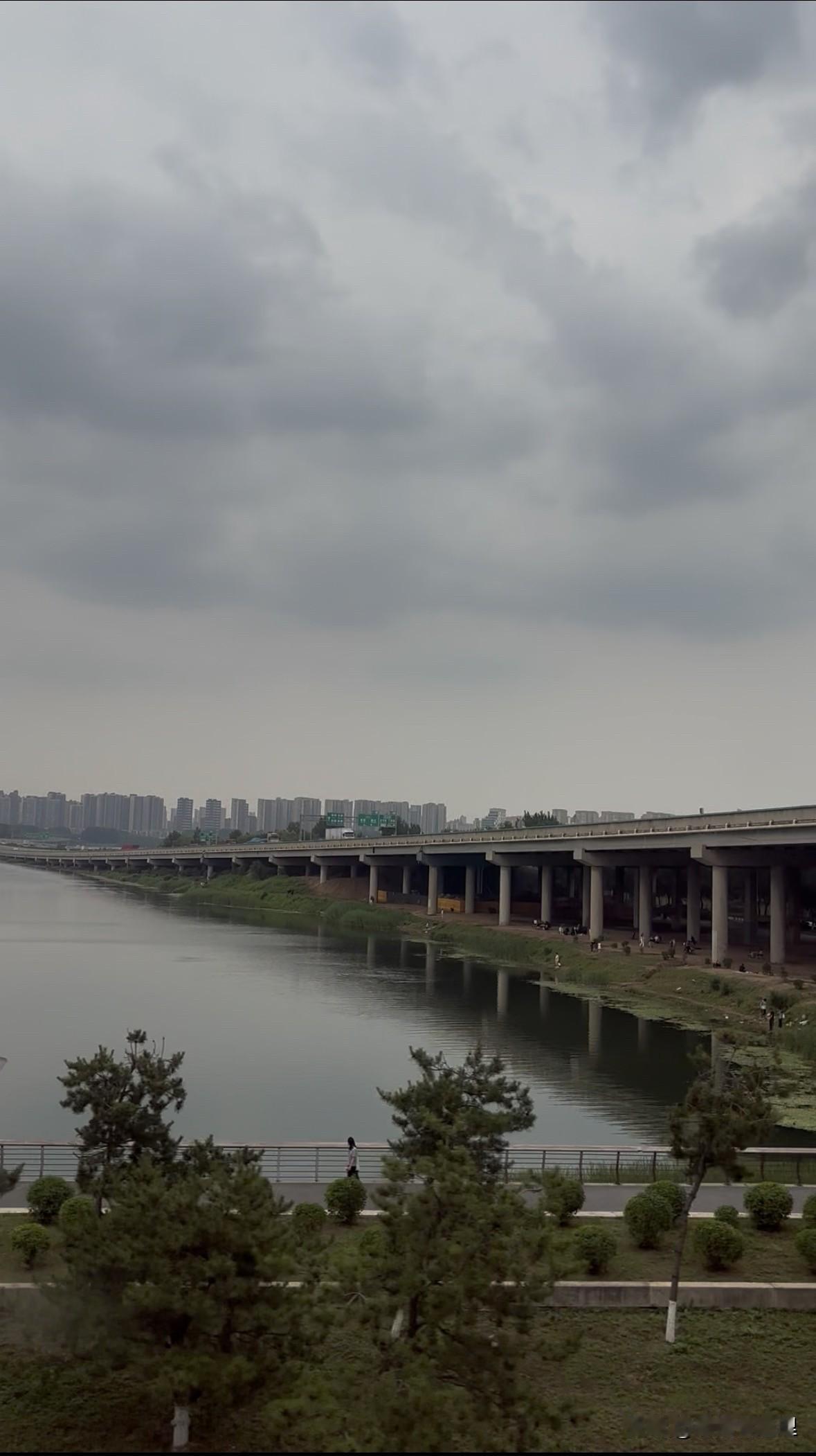 我认为是。

从工作起点上看：如果有学历，一般是去人才市场找工作，对标有知识含量