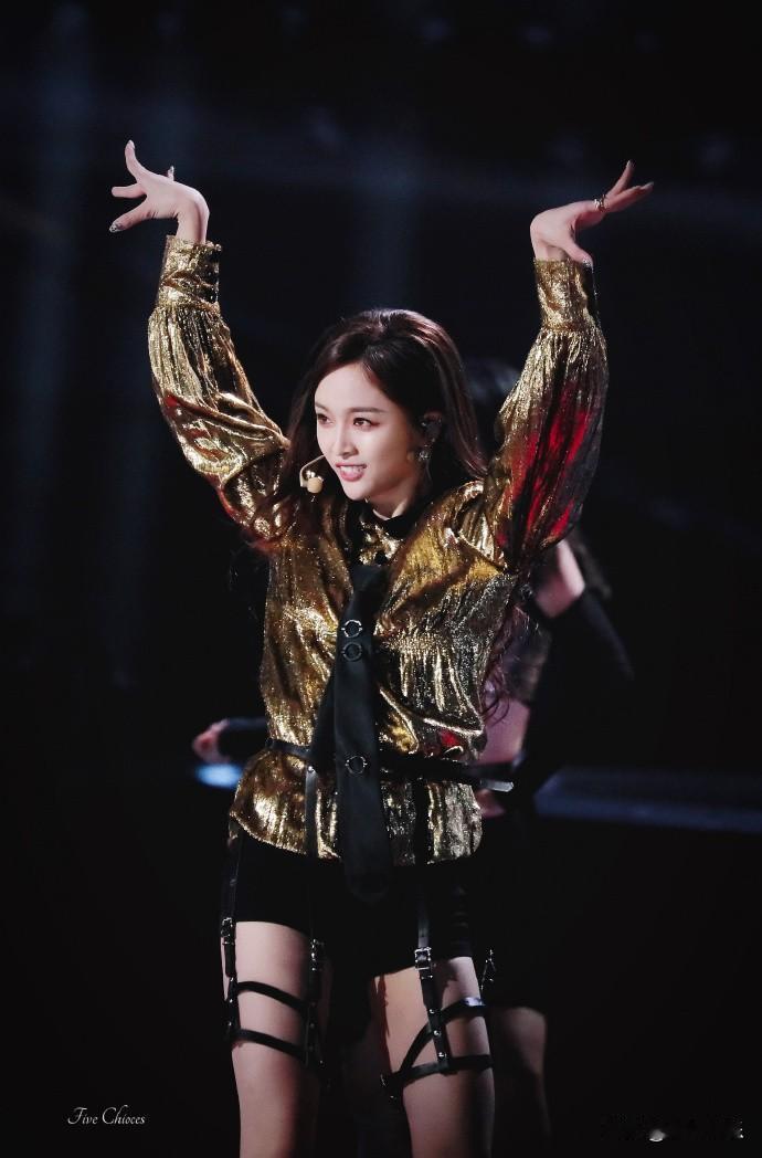 吴宣仪穿的黑金绑带裙子太绝了！从火箭少女单飞后，她事业一路飞升，这造型走起轻熟风