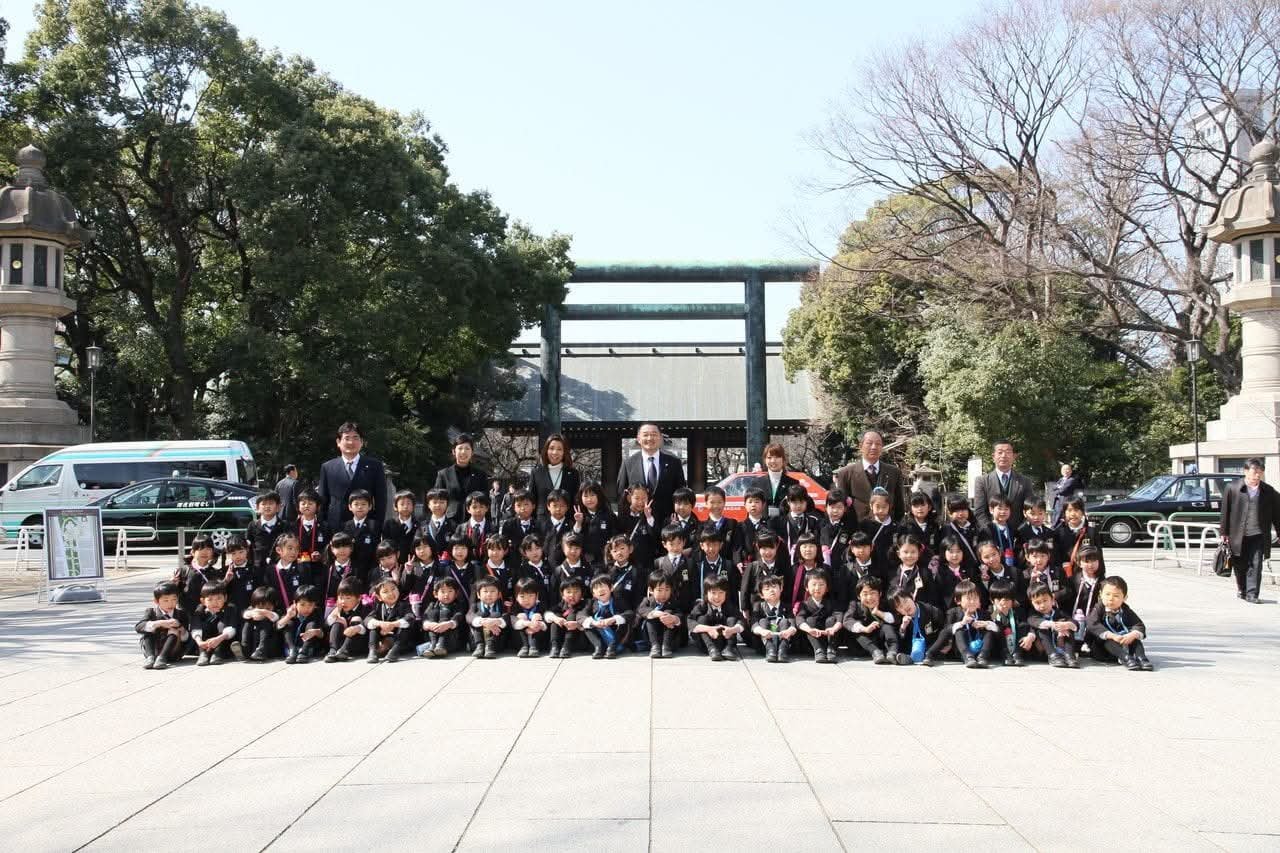 日本让小学生去靖国鬼厕接受所谓历史认知教育，就这还有人说中国教育历史煽动仇恨，日