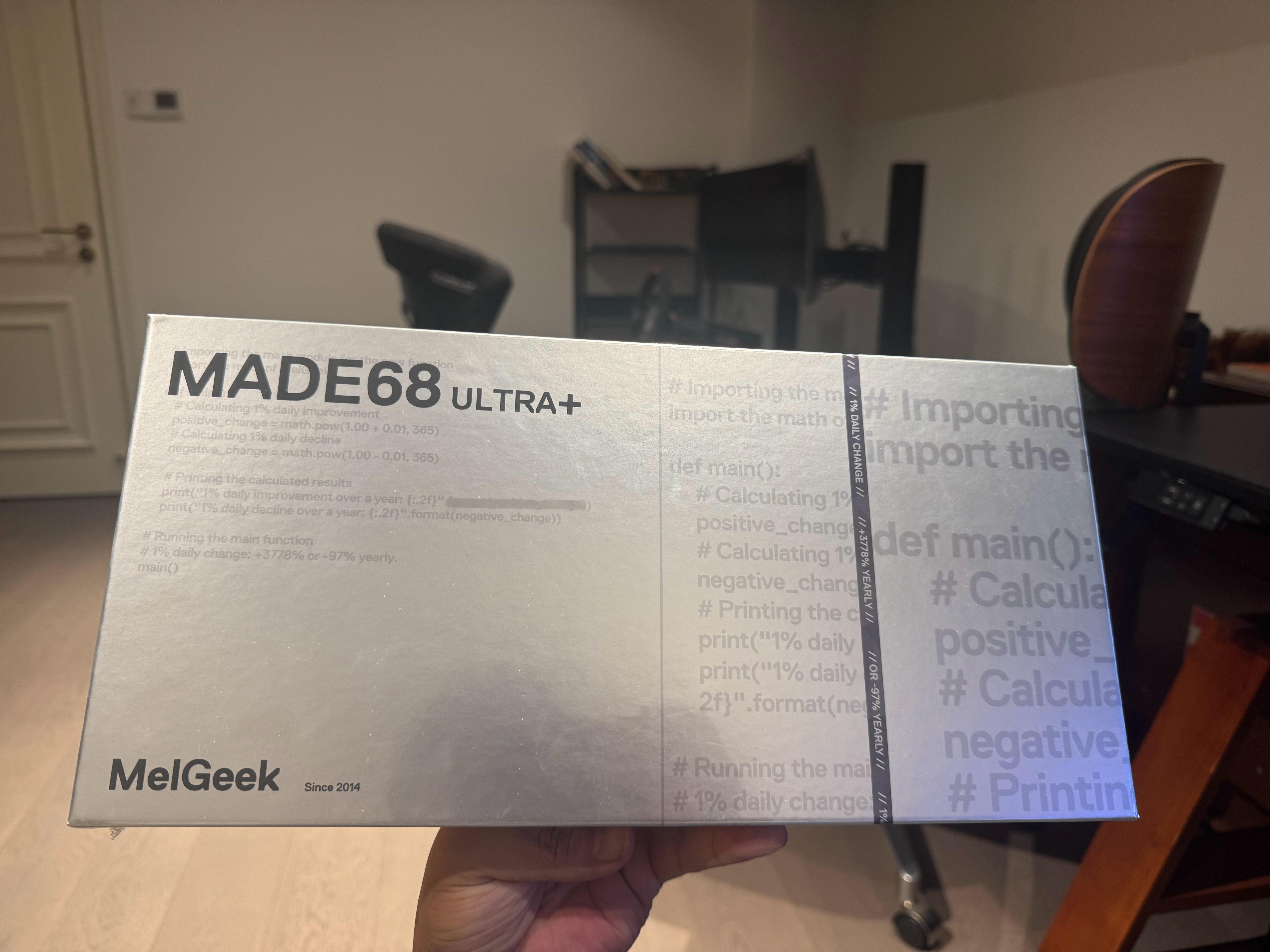 新外设到啦，开心。男孩子的快乐就是这么简单。意外发现，键盘侧面还是锻造碳纹路，好