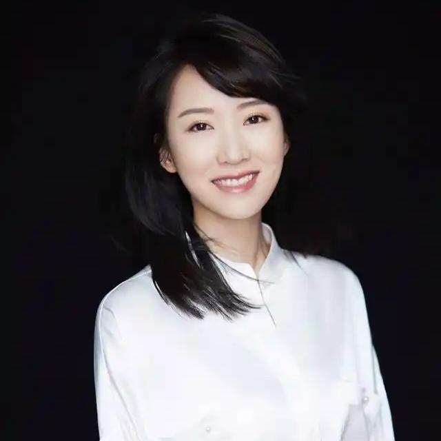 演员李念说：“我和张嘉益在拍完《蜗居》后，整整九年没有联系过，那会还没有微信，所