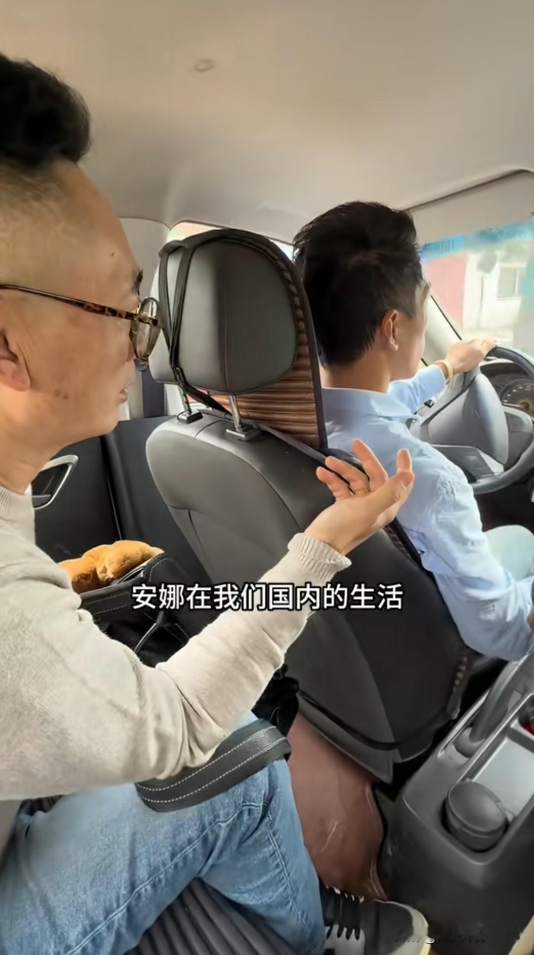 皮一哥要走了，离开之前给超群买衣服，又远远的看了安娜一眼。
        皮一
