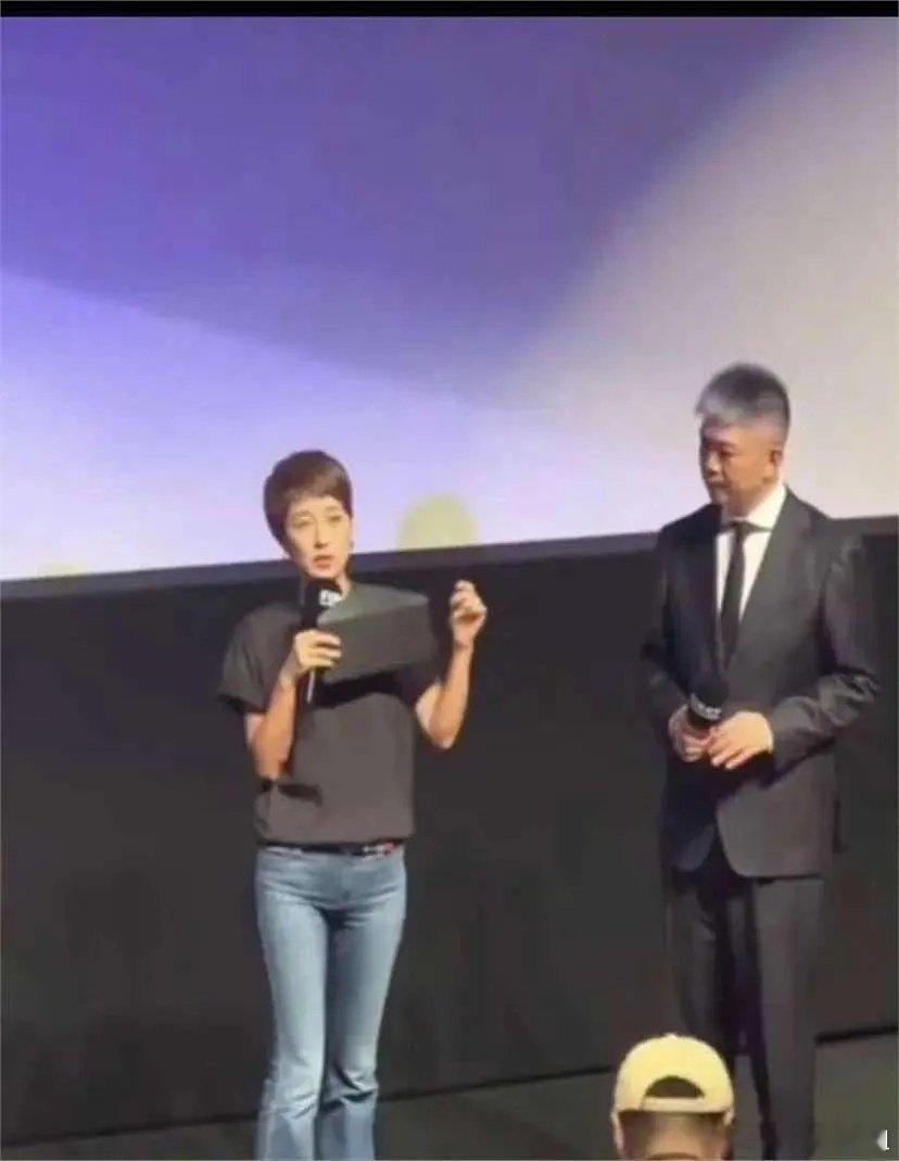 马伊琍这裤子真的不是穿反了吗？看上去挺奇怪的啦！ ​​​