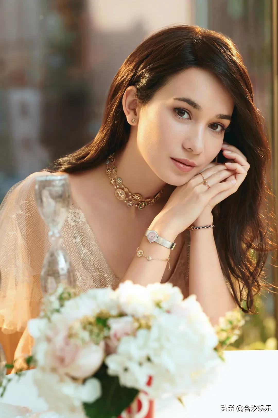 主持人问卢靖姗:“你俩的婚姻里遇到最大的困难是什么？”卢靖姗说:“我俩最大的问题