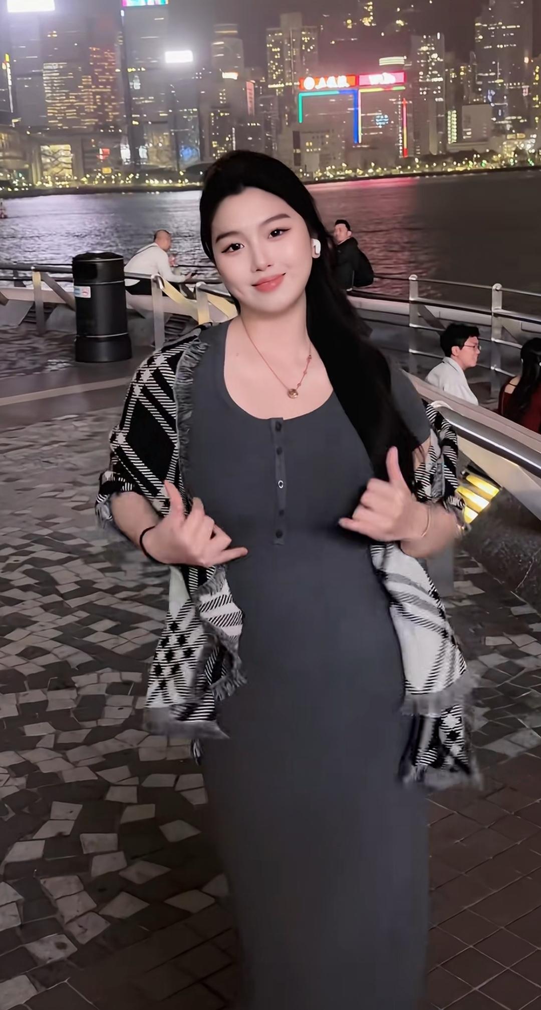 夜游香港，霓虹闪烁，时尚穿搭，夜景迷人