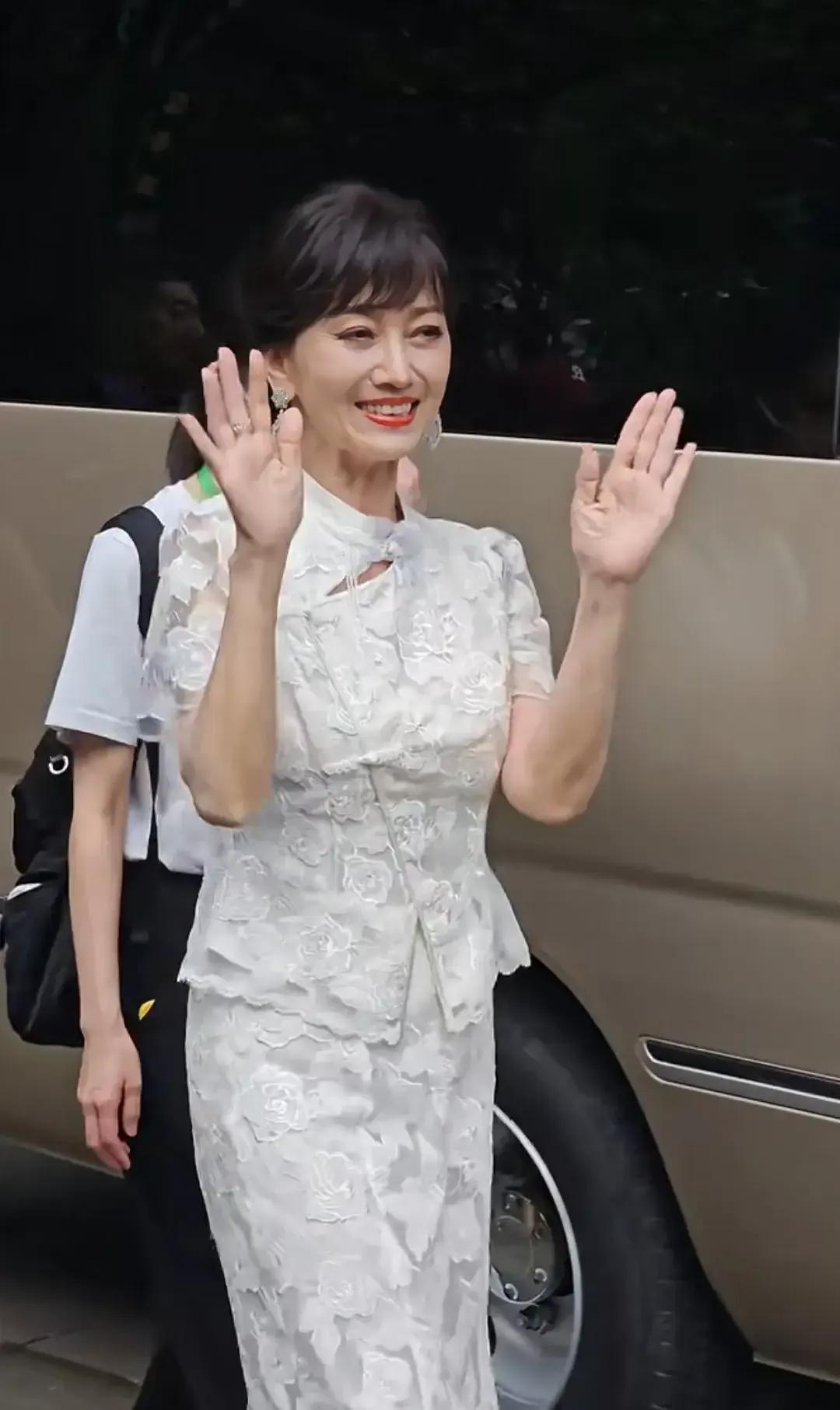青城山偶遇赵雅芝，岁月不败美人！
 
家人们，今天在成都青城山，有人幸运偶遇赵雅