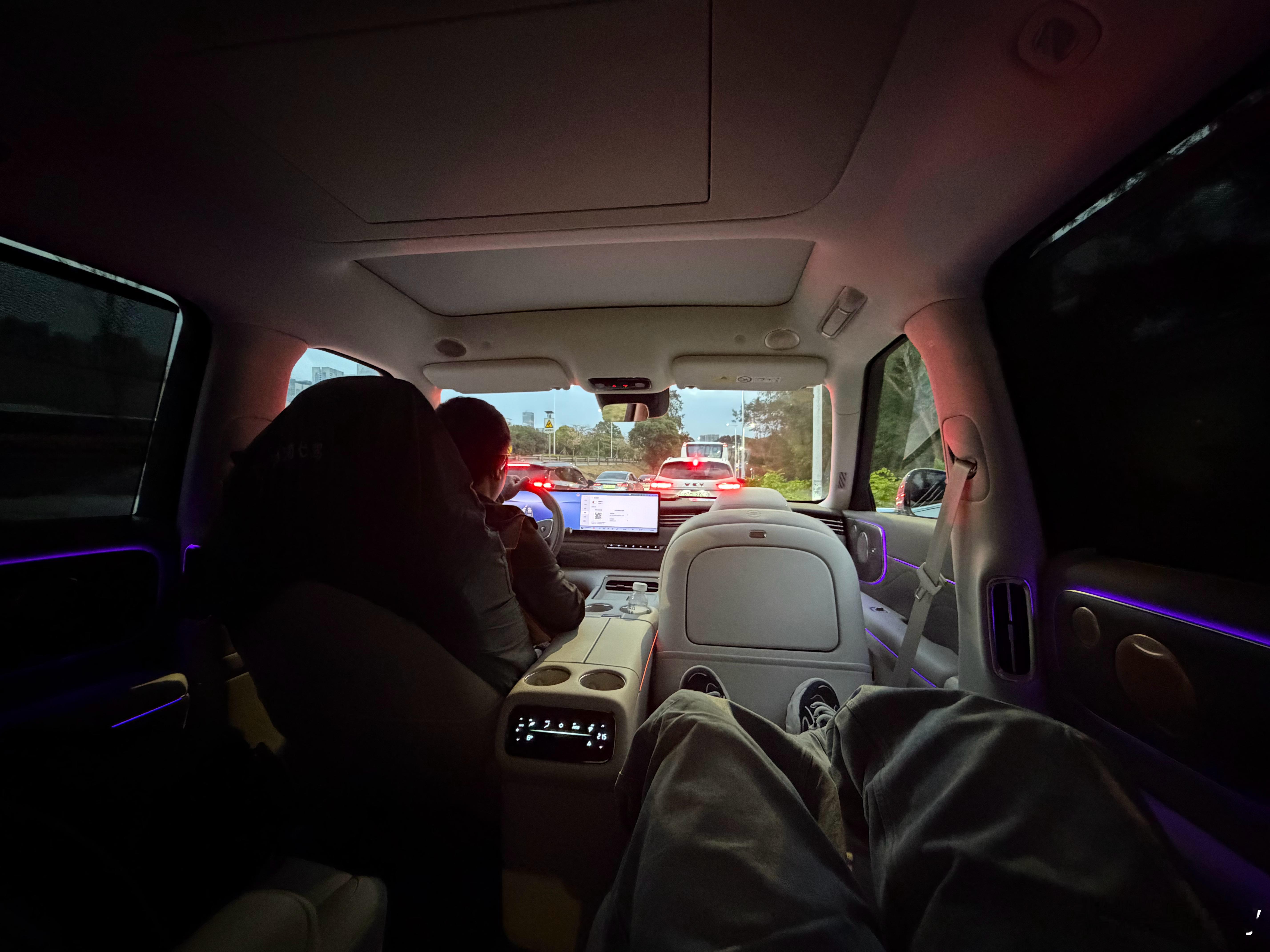 晚高峰去深圳北全程后排乘坐一个小时智己LS9的机械按摩是真的很nice邀请了身边